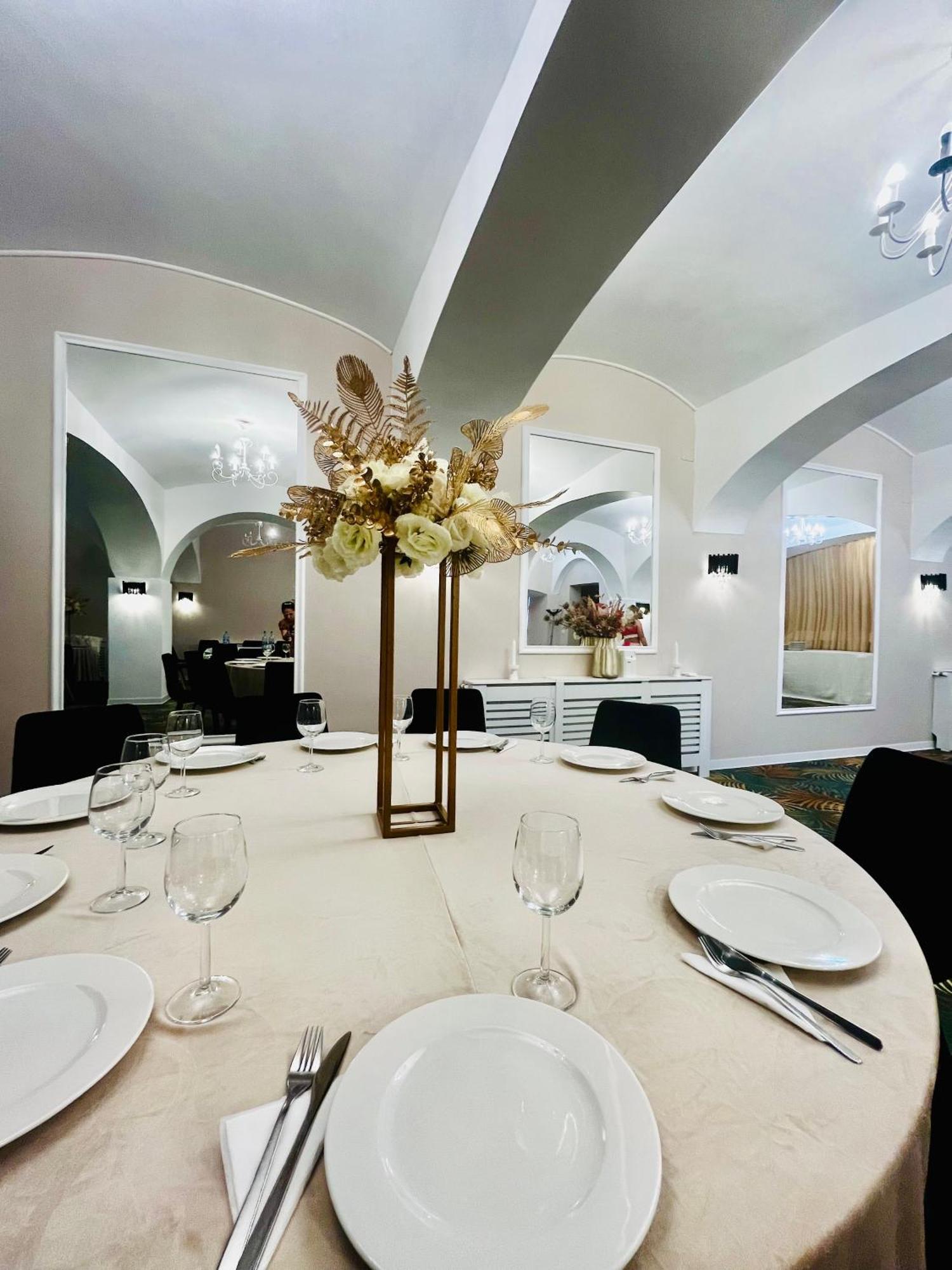 מלון Târgu Jiu Cochet Boutique מראה חיצוני תמונה