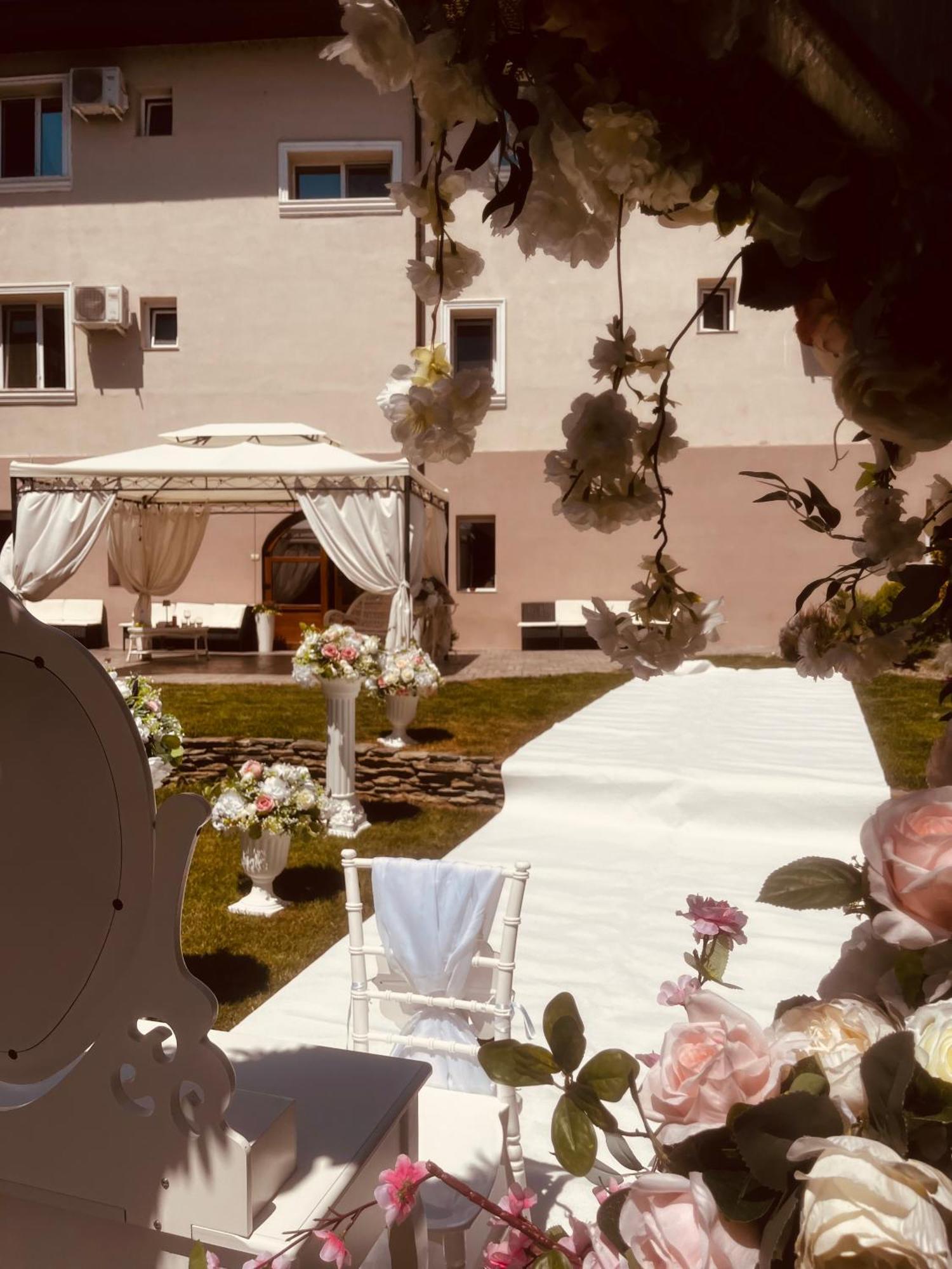 מלון Târgu Jiu Cochet Boutique מראה חיצוני תמונה