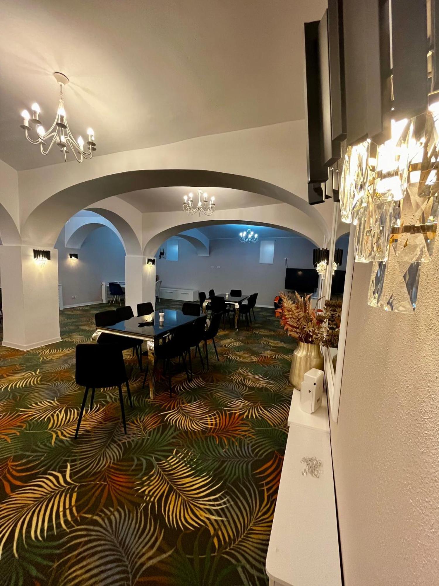 מלון Târgu Jiu Cochet Boutique מראה חיצוני תמונה